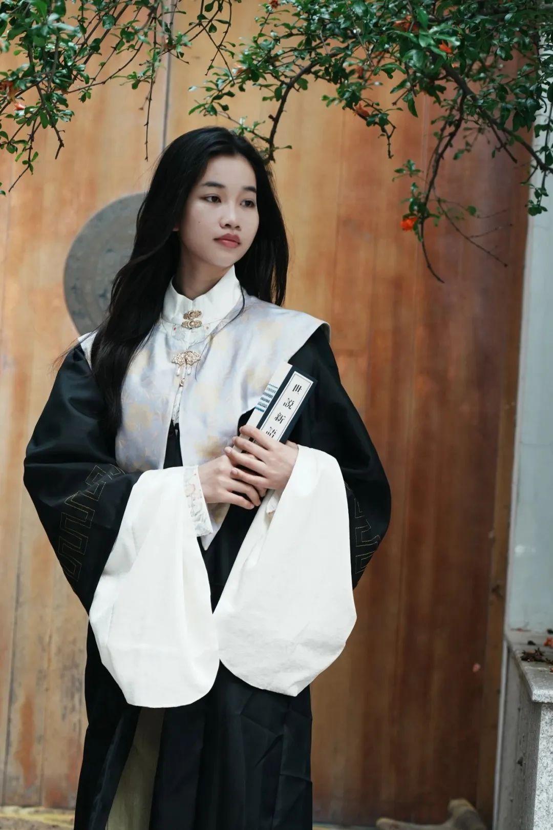 云肩、簪花、馬面裙,東華大學“國風”畢業照致敬青蔥歲月