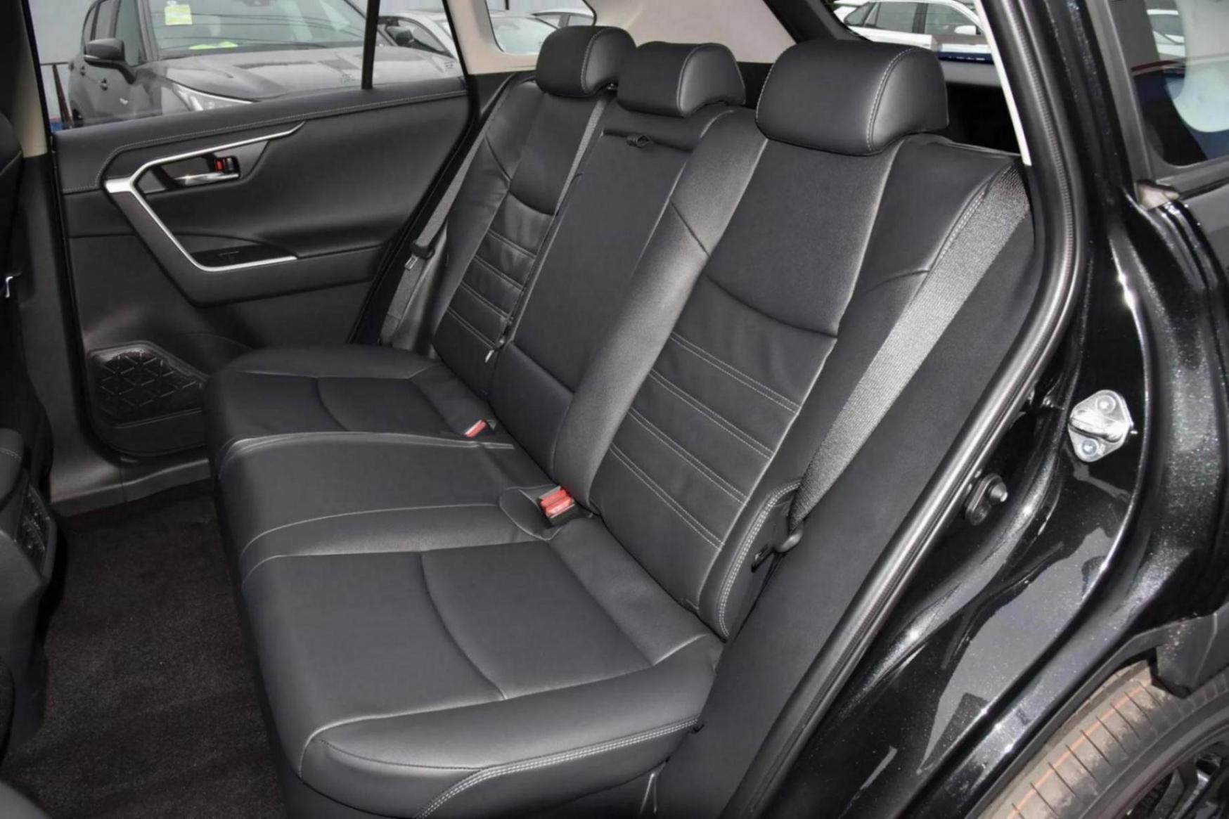 20萬級務實之選,外觀大氣,油耗還低,帶你看一汽豐田-RAV4榮放