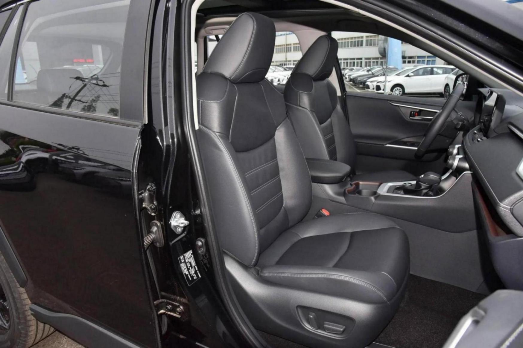 20萬級務實之選,外觀大氣,油耗還低,帶你看一汽豐田-RAV4榮放