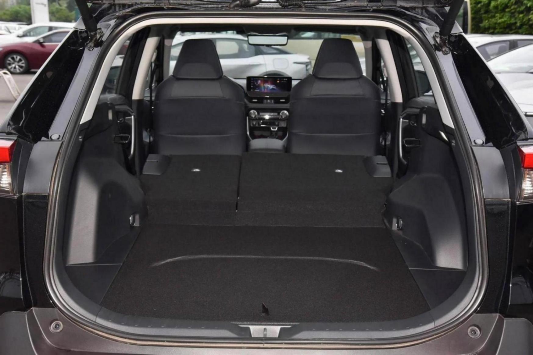 20萬級務實之選,外觀大氣,油耗還低,帶你看一汽豐田-RAV4榮放