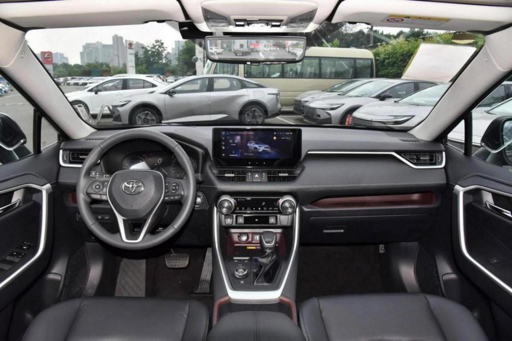 20萬級務實之選,外觀大氣,油耗還低,帶你看一汽豐田-RAV4榮放