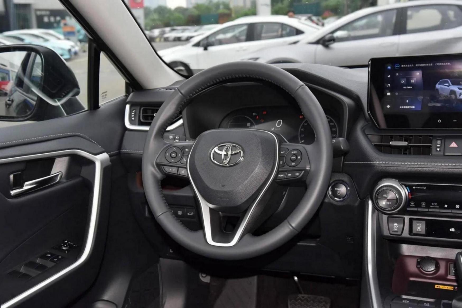 20萬級務實之選,外觀大氣,油耗還低,帶你看一汽豐田-RAV4榮放