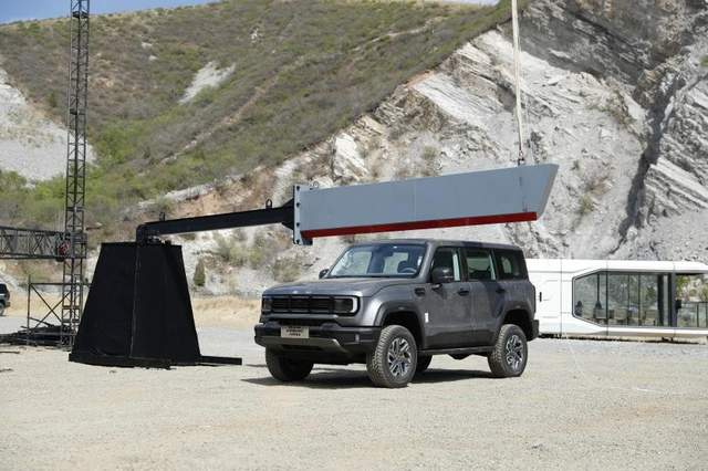 用心做好車!國內首創13個剛度環籠式車身,全新BJ40刀鋒英雄版