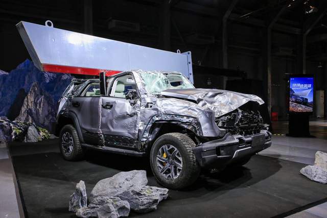 用心做好車!國內首創13個剛度環籠式車身,全新BJ40刀鋒英雄版