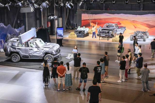 用心做好車!國內首創13個剛度環籠式車身,全新BJ40刀鋒英雄版