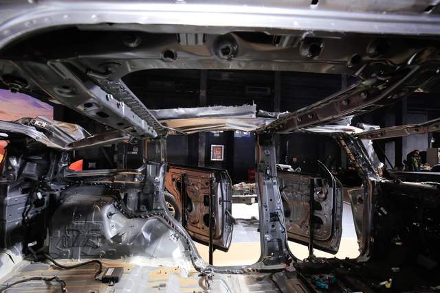 用心做好車!國內首創13個剛度環籠式車身,全新BJ40刀鋒英雄版