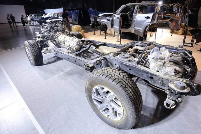 用心做好車!國內首創13個剛度環籠式車身,全新BJ40刀鋒英雄版