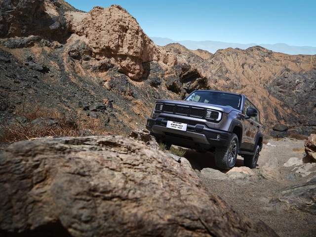 用心做好車!國內首創13個剛度環籠式車身,全新BJ40刀鋒英雄版