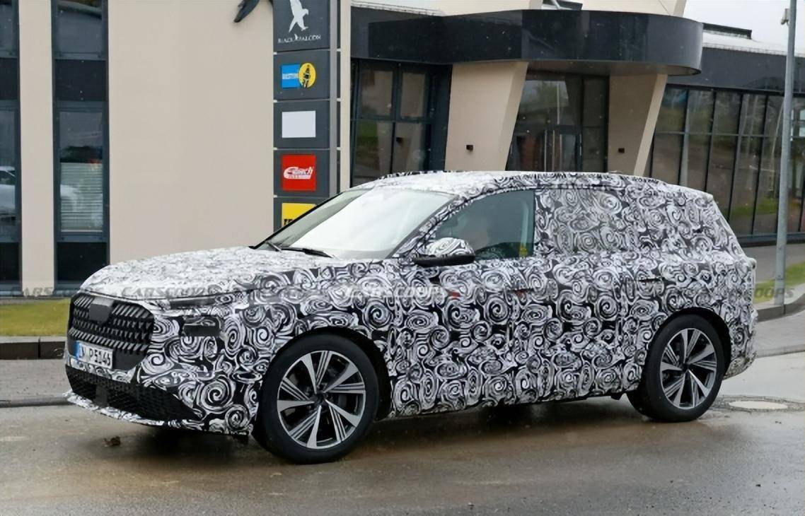 新奧迪Q7諜照曝光,分體大燈+內(nèi)飾三聯(lián)屏,尺寸加大動(dòng)力不變