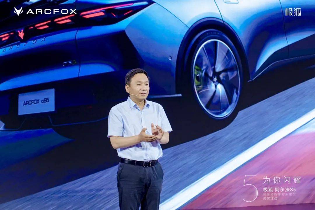 張建勇舉起自拍桿,還為年輕人開車門