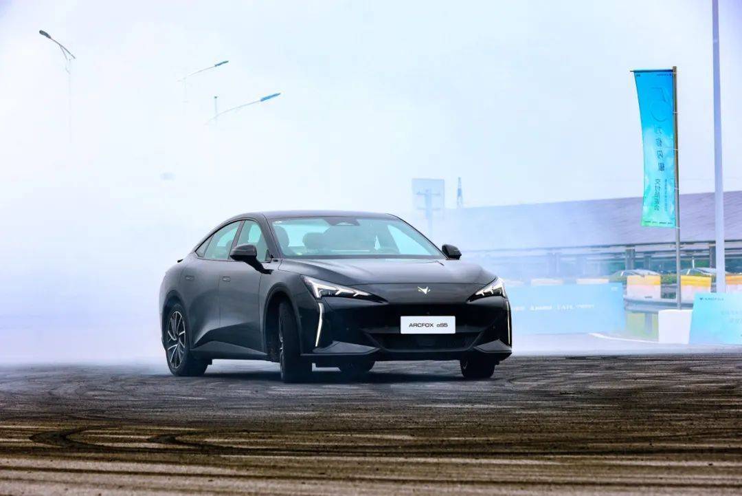 張建勇舉起自拍桿,還為年輕人開車門