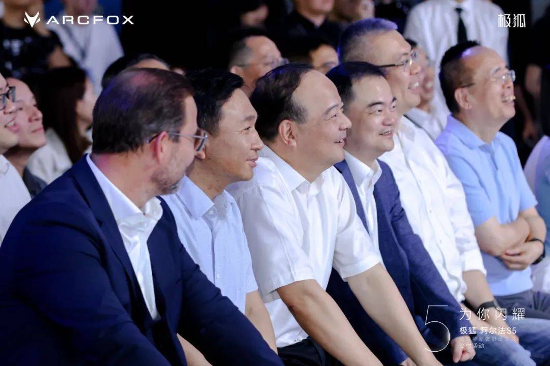 張建勇舉起自拍桿,還為年輕人開車門