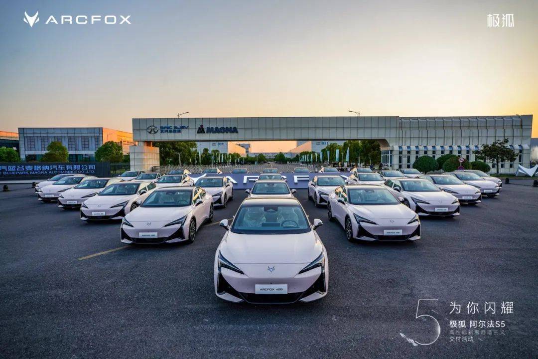 張建勇舉起自拍桿,還為年輕人開車門