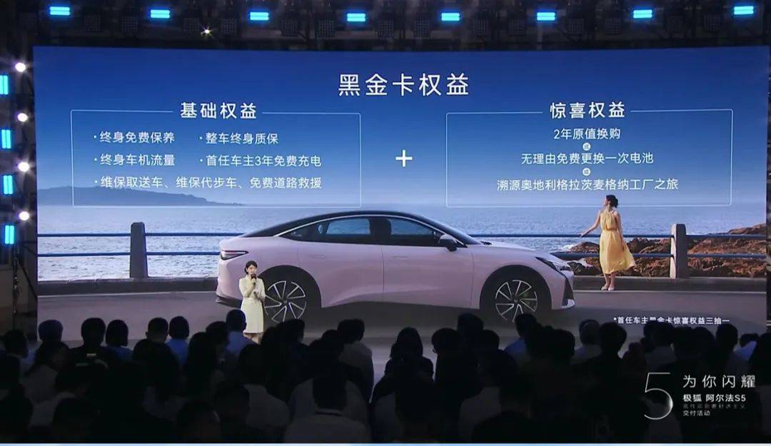 張建勇舉起自拍桿,還為年輕人開車門