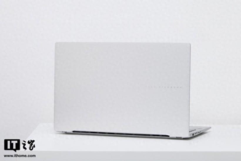 華碩無畏 Pro15 2024 高能 AI 超輕薄本圖賞:纖薄有型