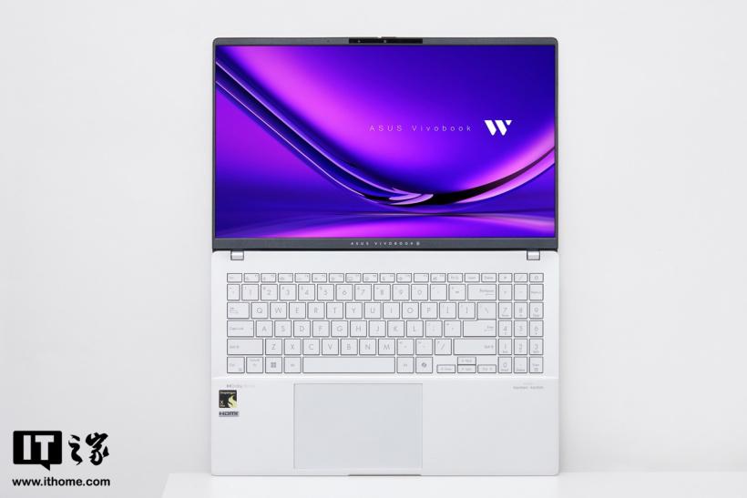 華碩無畏 Pro15 2024 高能 AI 超輕薄本圖賞:纖薄有型