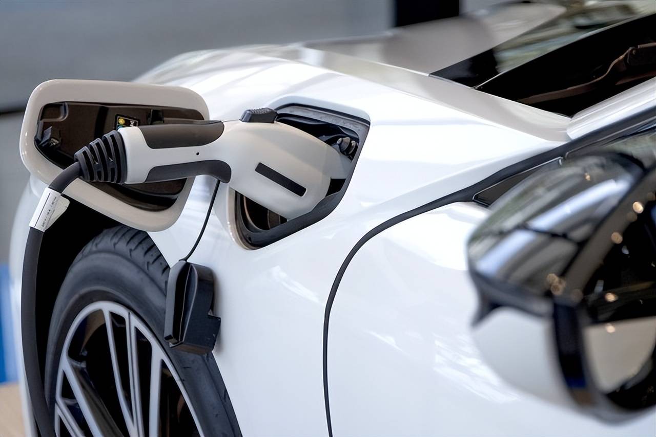 純電是個偽命題?電車化是未來,但混動增程定生死