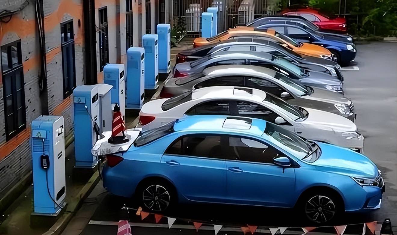 純電是個偽命題?電車化是未來,但混動增程定生死