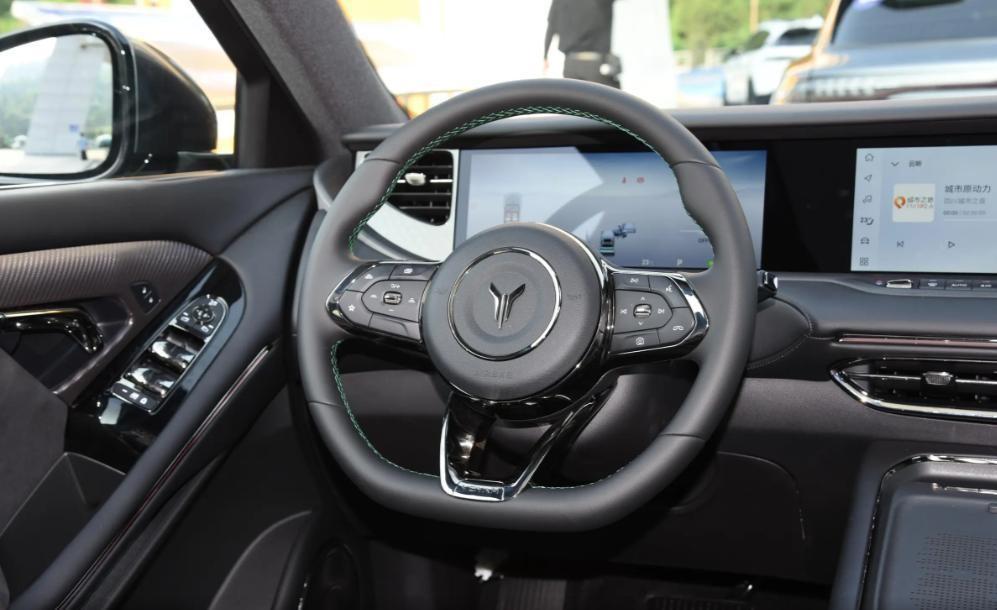 搭載空氣懸架、高階智駕的嵐圖FREE 318究竟表現如何,家用OK?