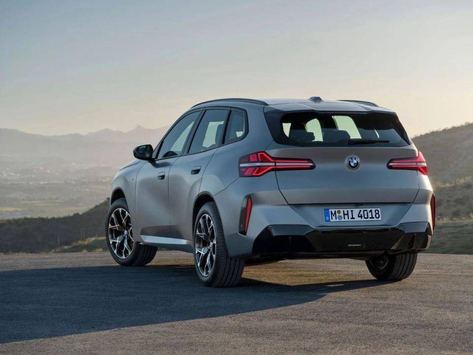 寶馬上硬菜:2款熱銷車更新,內(nèi)飾精裝修!全新1系外觀設(shè)計(jì)引爭(zhēng)議 圖片