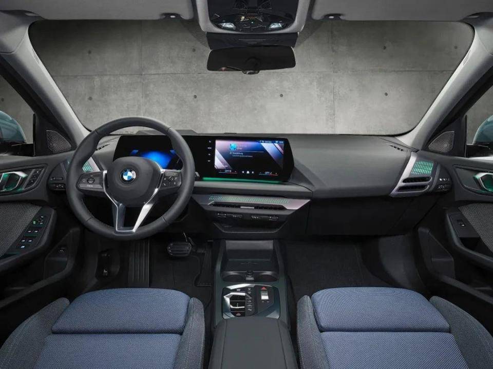 寶馬上硬菜:2款熱銷車更新,內(nèi)飾精裝修!全新1系外觀設(shè)計(jì)引爭(zhēng)議 圖片