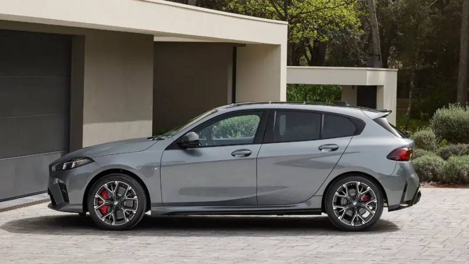 寶馬上硬菜:2款熱銷車更新,內(nèi)飾精裝修!全新1系外觀設(shè)計(jì)引爭(zhēng)議 圖片