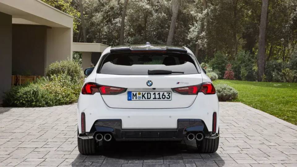 寶馬上硬菜:2款熱銷車更新,內(nèi)飾精裝修!全新1系外觀設(shè)計(jì)引爭(zhēng)議 圖片