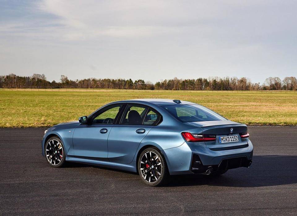 寶馬上硬菜:2款熱銷車更新,內(nèi)飾精裝修!全新1系外觀設(shè)計(jì)引爭(zhēng)議 圖片