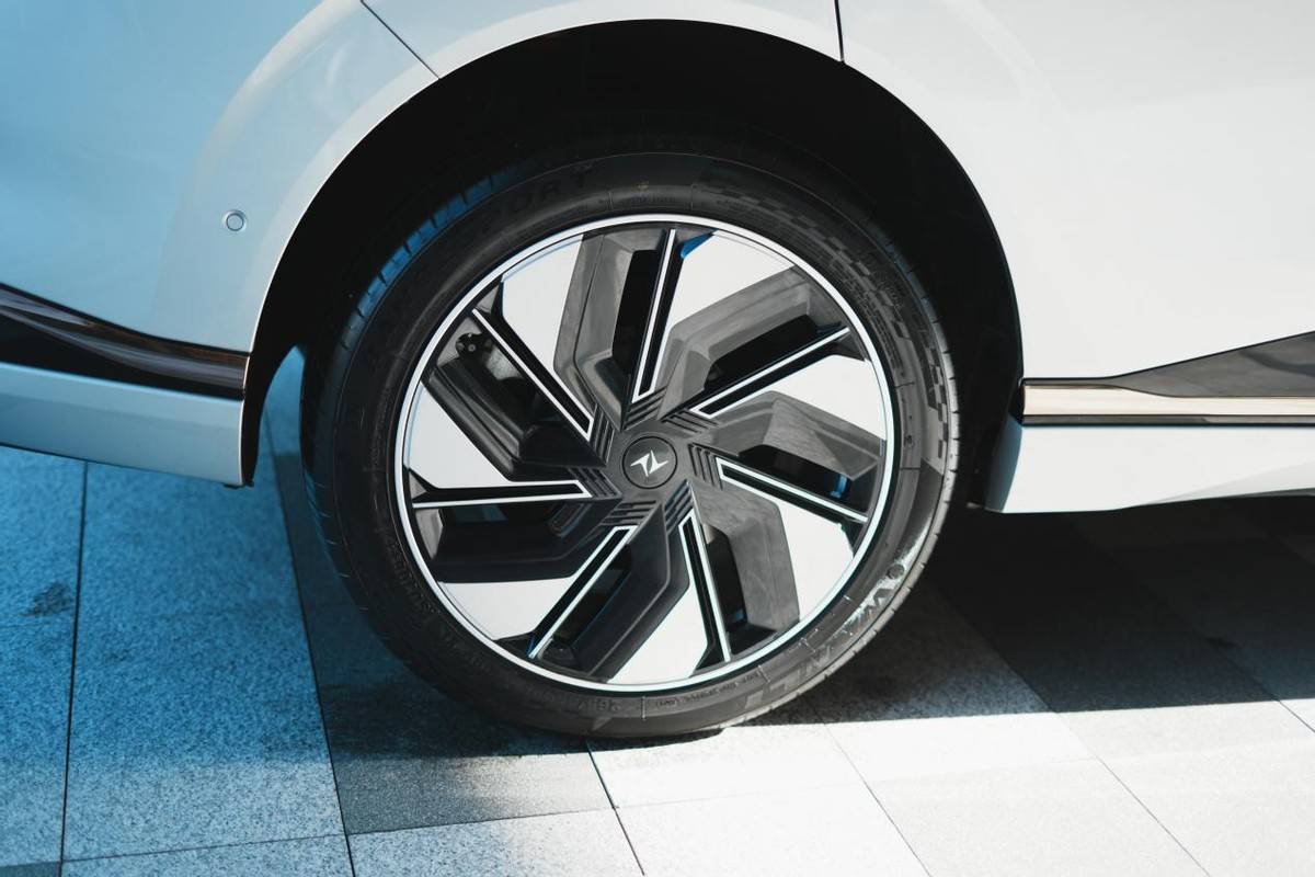 開上東風(fēng)奕派eπ008,平替L8?試駕東風(fēng)奕派eπ008,好開也好大!