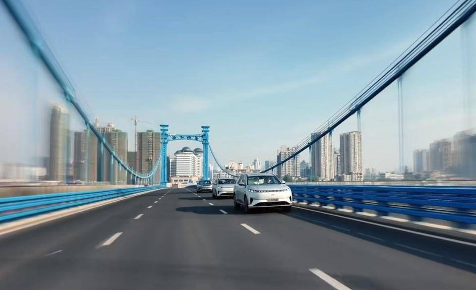 開上東風(fēng)奕派eπ008,平替L8?試駕東風(fēng)奕派eπ008,好開也好大!