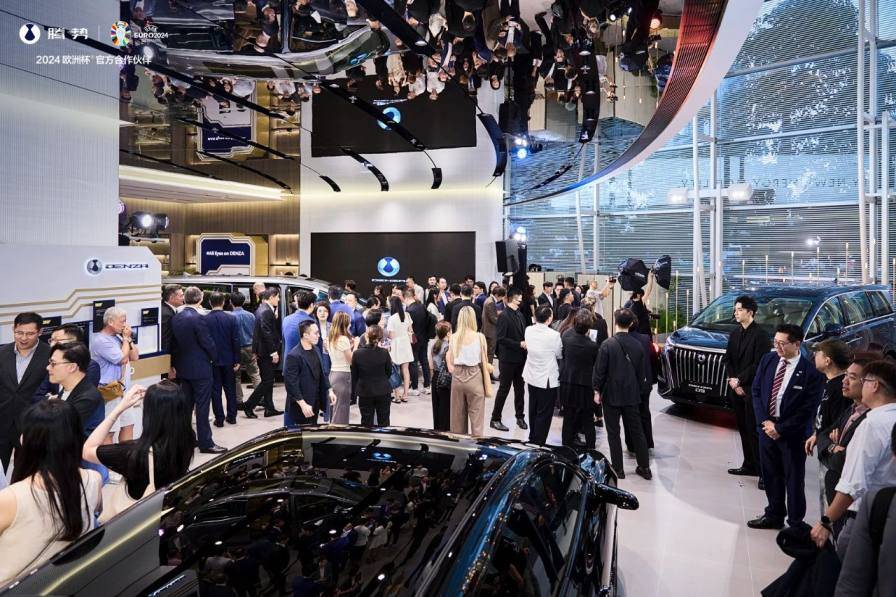 騰勢汽車中國香港首家旗艦店盛大開業(yè) 騰勢D9右舵版首發(fā)亮相