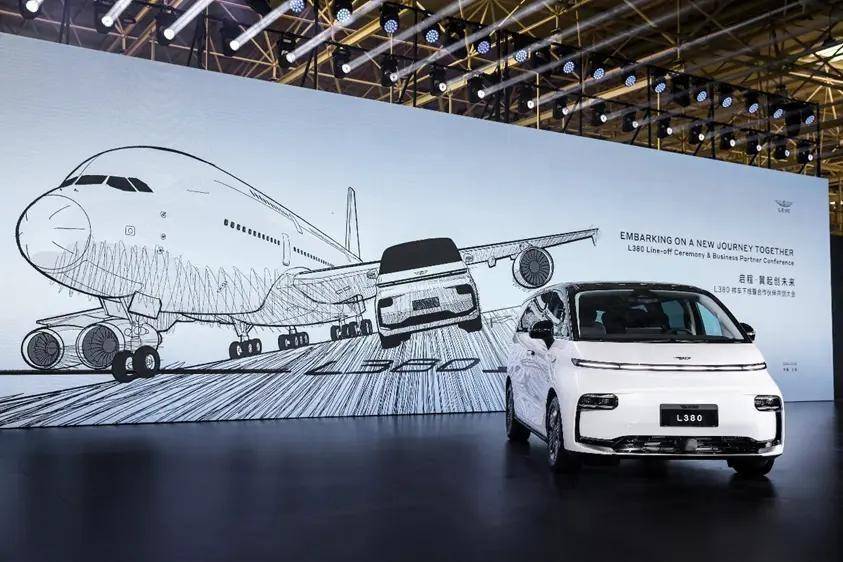 支持4排8座,配140度大電池,吉利全新MPV到底行不行?