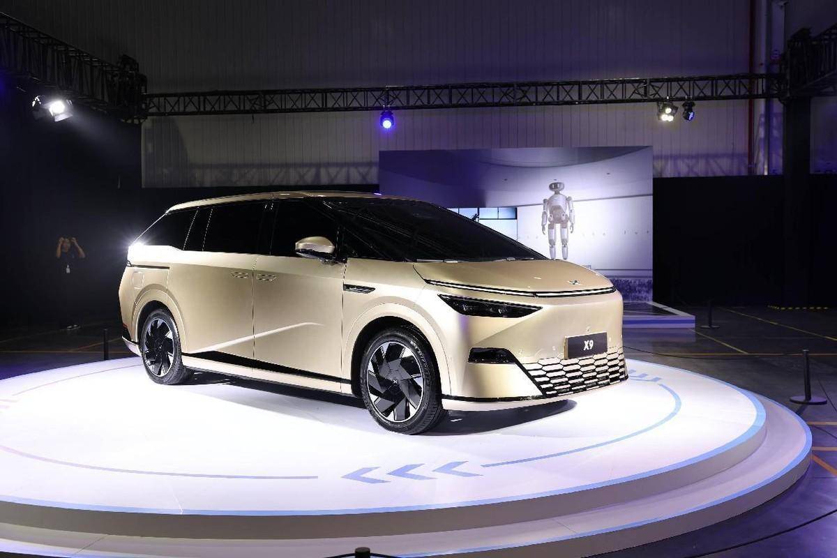 支持4排8座,配140度大電池,吉利全新MPV到底行不行?