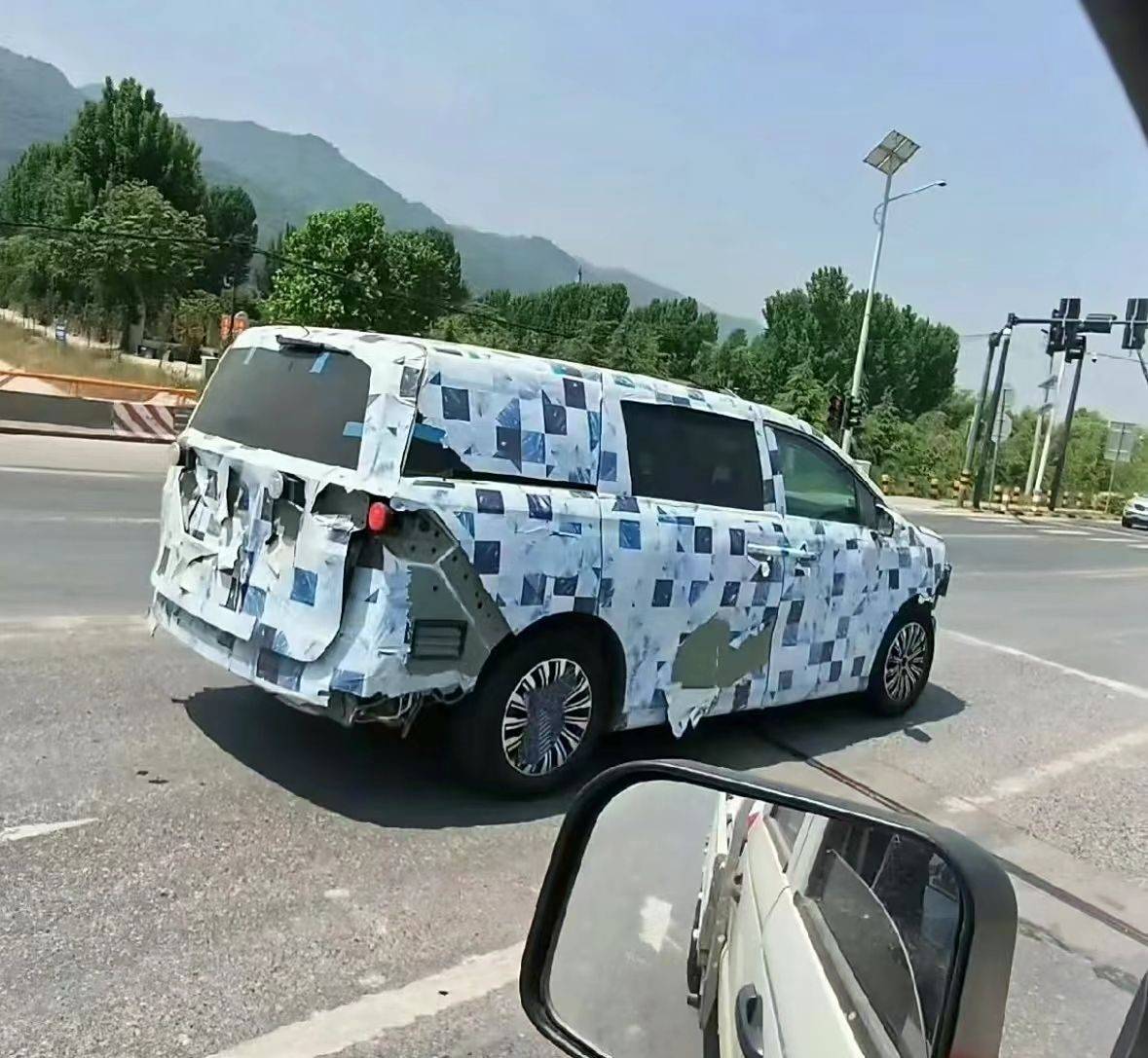 比亞迪MPV諜照曝光,售價20萬級+插混動力,傳祺E8有對手了