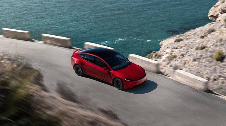 新勢力大佬親測特斯拉智駕系統,FSD很厲害,但并非無敵