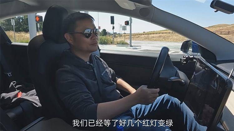 新勢力大佬親測特斯拉智駕系統,FSD很厲害,但并非無敵