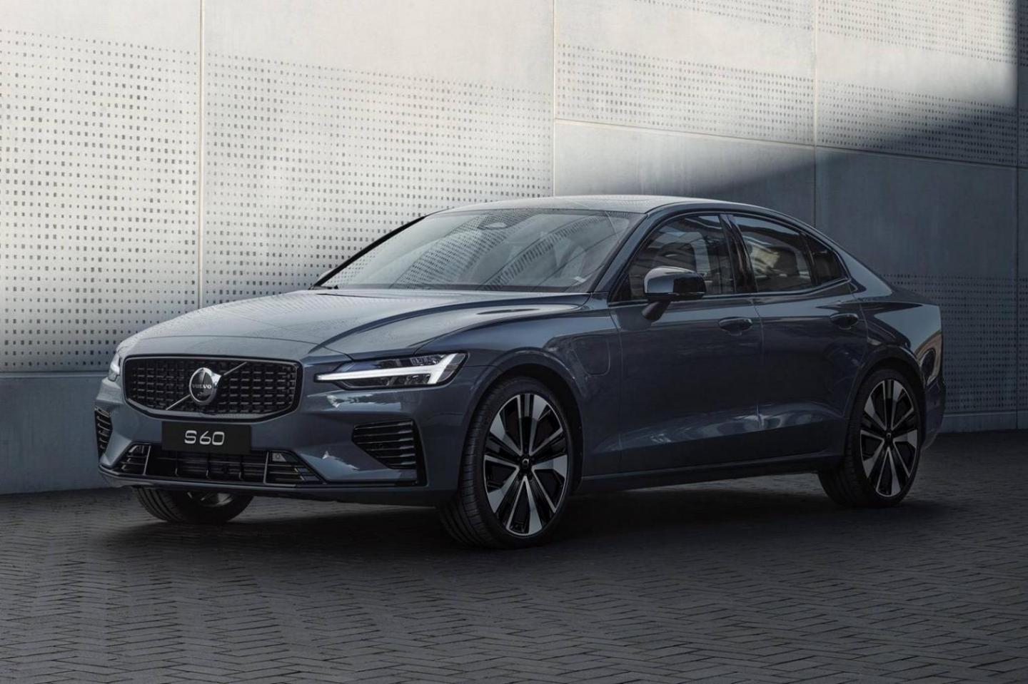 歐系與德系的較量!沃爾沃S60對比奧迪A4L,誰才是操控王?