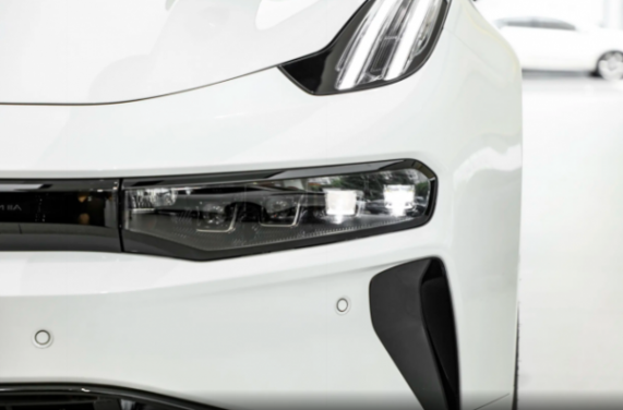 3年賣出20萬輛,標配800V架構+電吸門,僅26.9萬起,實拍極氪001