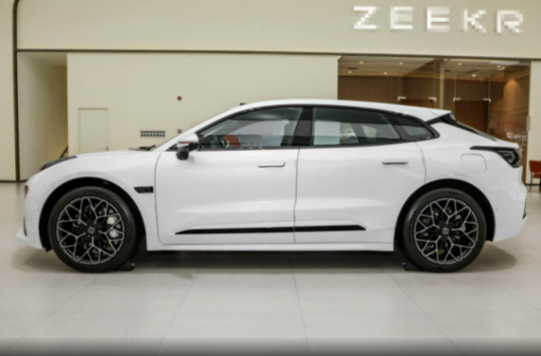 3年賣出20萬輛,標配800V架構+電吸門,僅26.9萬起,實拍極氪001