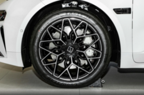 3年賣出20萬輛,標配800V架構+電吸門,僅26.9萬起,實拍極氪001