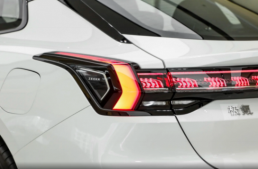 3年賣出20萬輛,標配800V架構+電吸門,僅26.9萬起,實拍極氪001