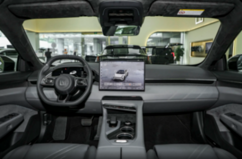 3年賣出20萬輛,標配800V架構+電吸門,僅26.9萬起,實拍極氪001