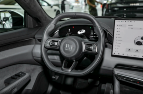 3年賣出20萬輛,標配800V架構+電吸門,僅26.9萬起,實拍極氪001