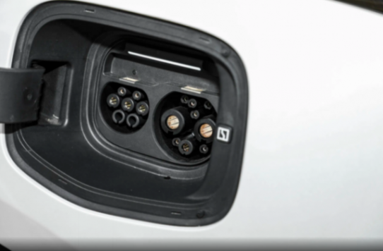 3年賣出20萬輛,標配800V架構+電吸門,僅26.9萬起,實拍極氪001