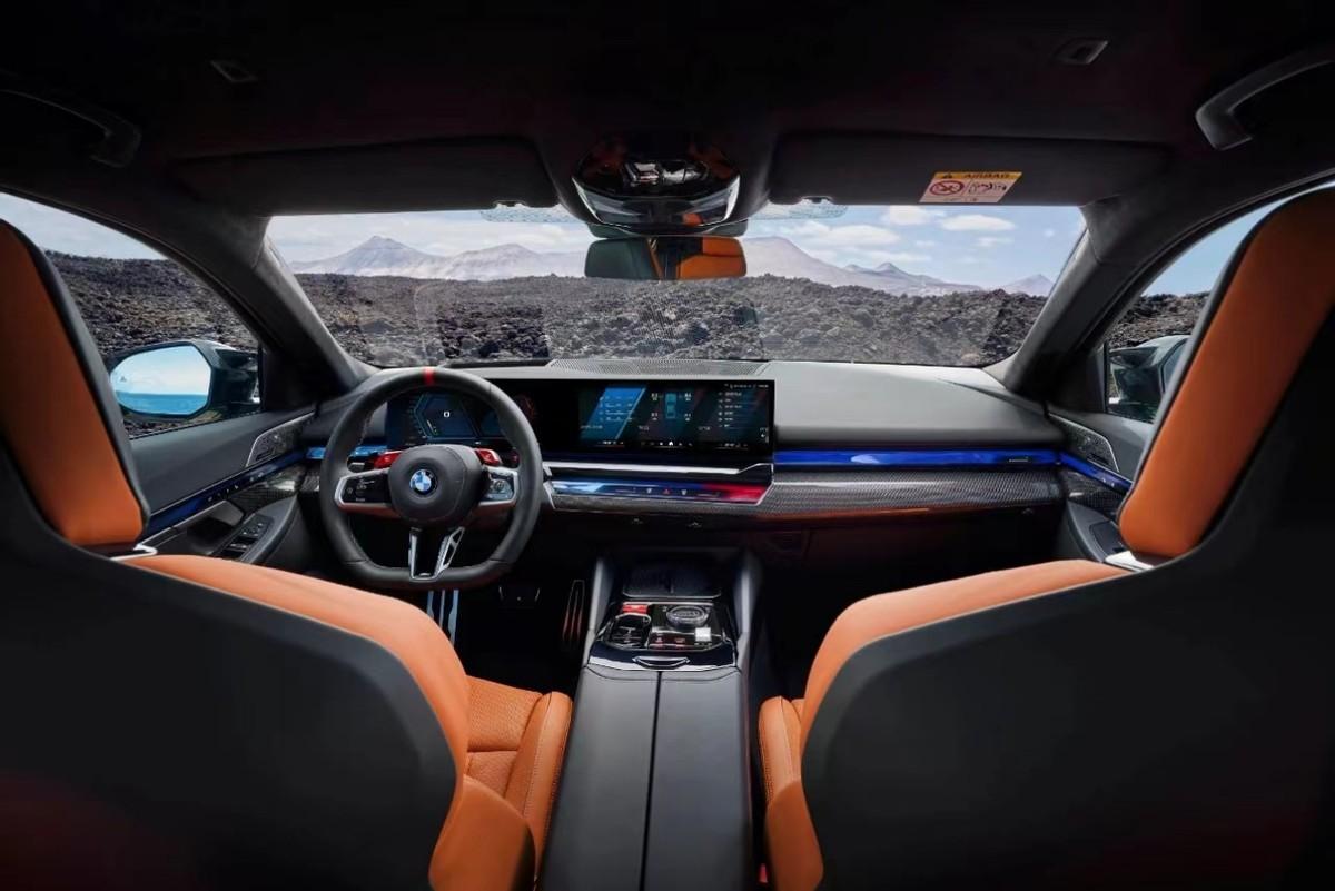 全新寶馬M5全球首發,外觀設計和新5系類似,4.4T發動機變插混