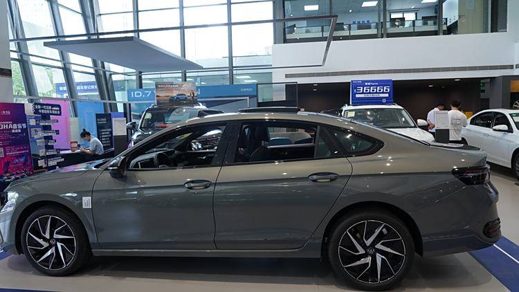 全新一代邁騰已到店!請大數據推給要買B級車的人!