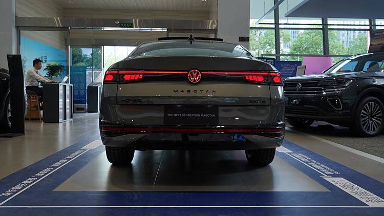 全新一代邁騰已到店!請大數據推給要買B級車的人!