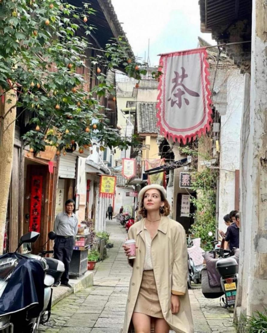 在上海把中文歌用法語(yǔ)唱給你聽(tīng),法國(guó)女孩的浪漫音樂(lè)夢(mèng)