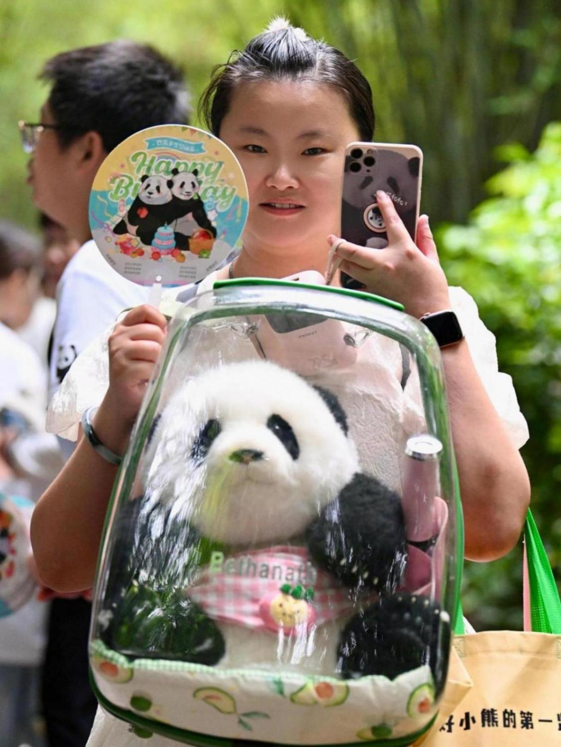 為熊貓界“三大頂流”慶生,粉絲通宵排隊