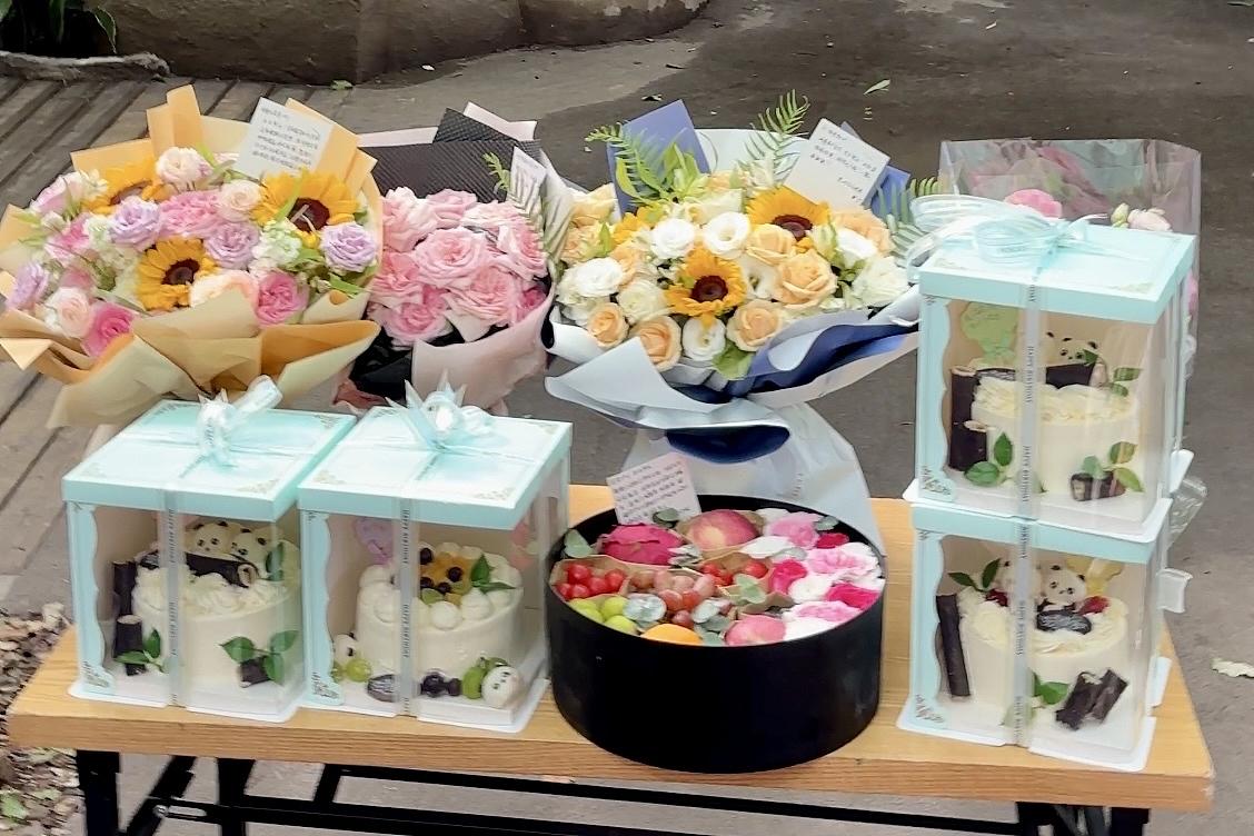 為熊貓界“三大頂流”慶生,粉絲通宵排隊